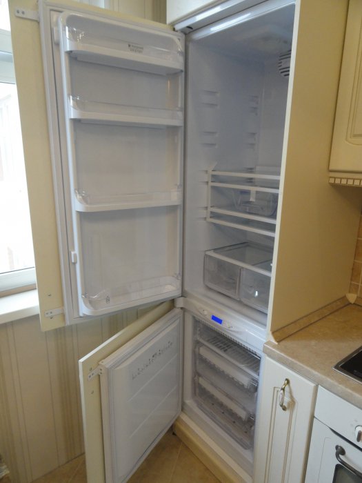 Полносью встраиваемый холодильник