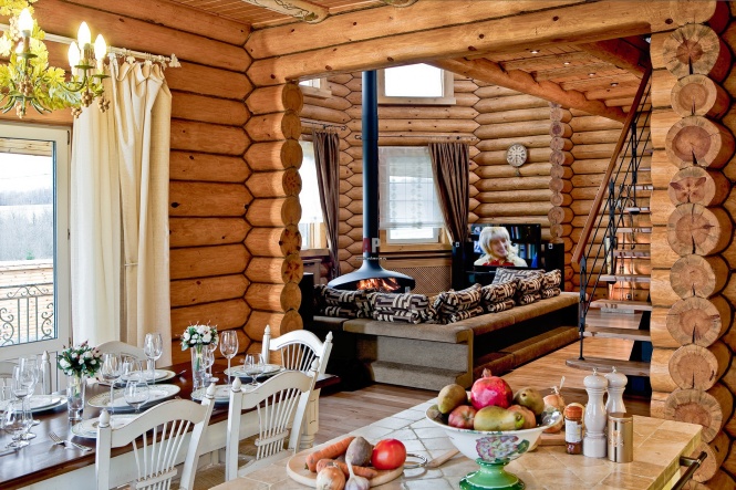 Интересный интерьер кухни гостиной в деревянном доме