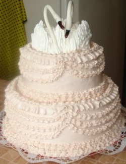 Свадебный торт с фигурами лебедей