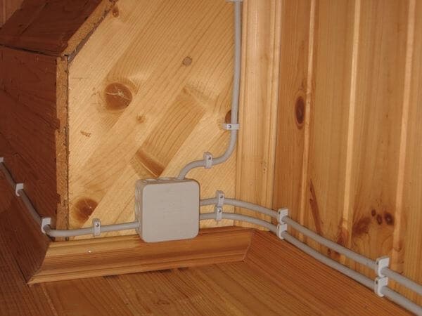 Безопасная электропроводка в деревянном доме