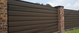 Металеві чи бетонні парапети: що краще захищає паркан?